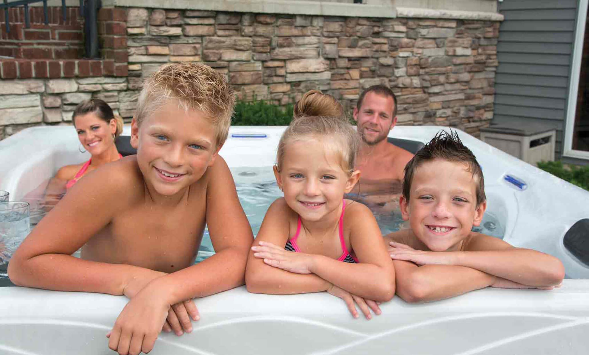 Familia en un jacuzzi Master Spas