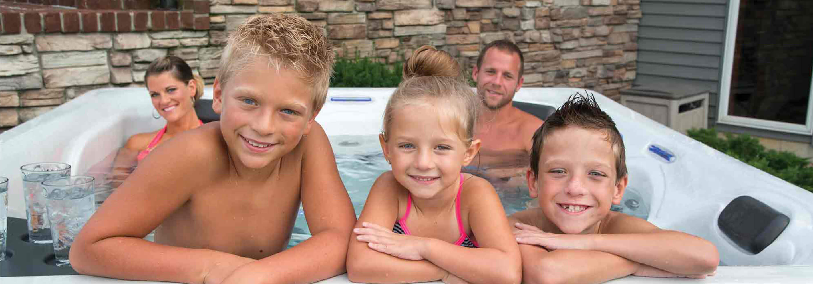 Familia en un jacuzzi Master Spas